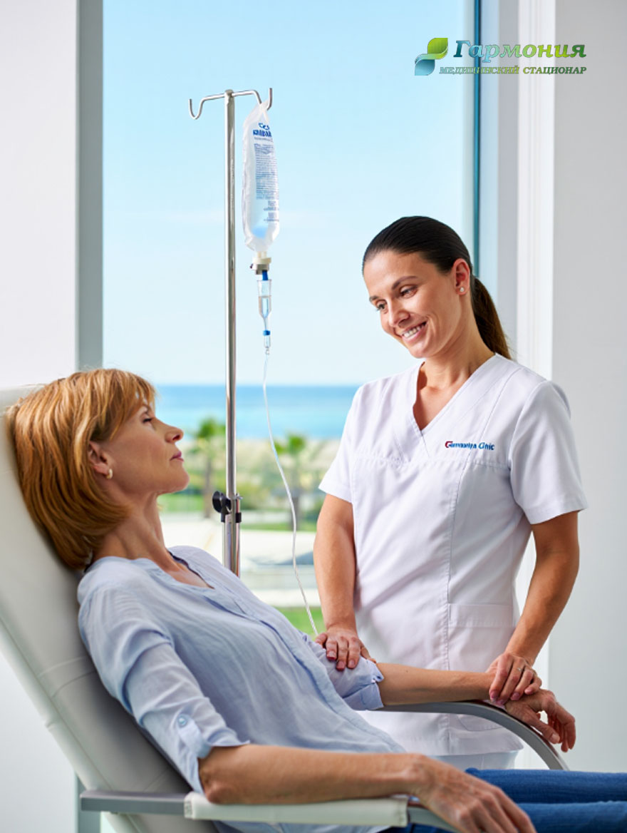 Врач и пациент с капельницей на фоне берега Гудауты